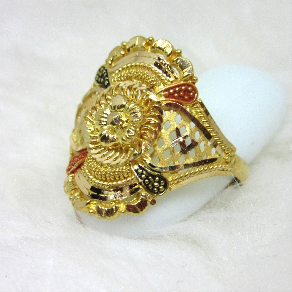 Simple broad culcutti gold ring