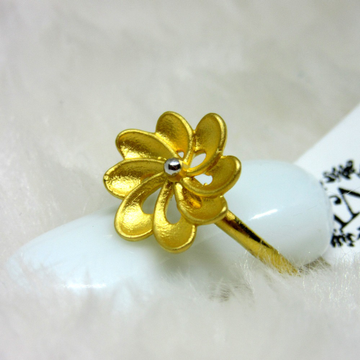 Gold daisy flower ring by 