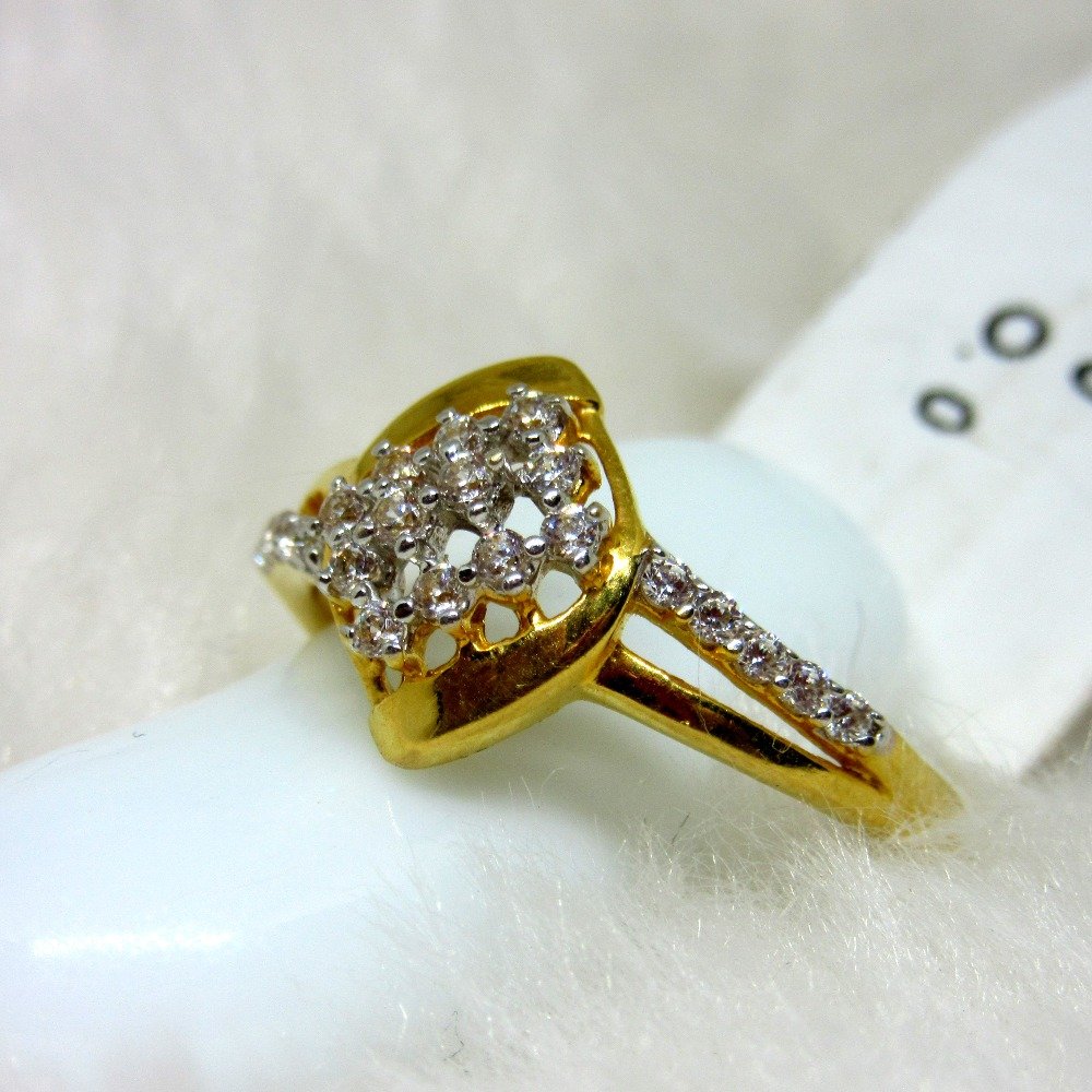 Gold attractive modern diamond ring