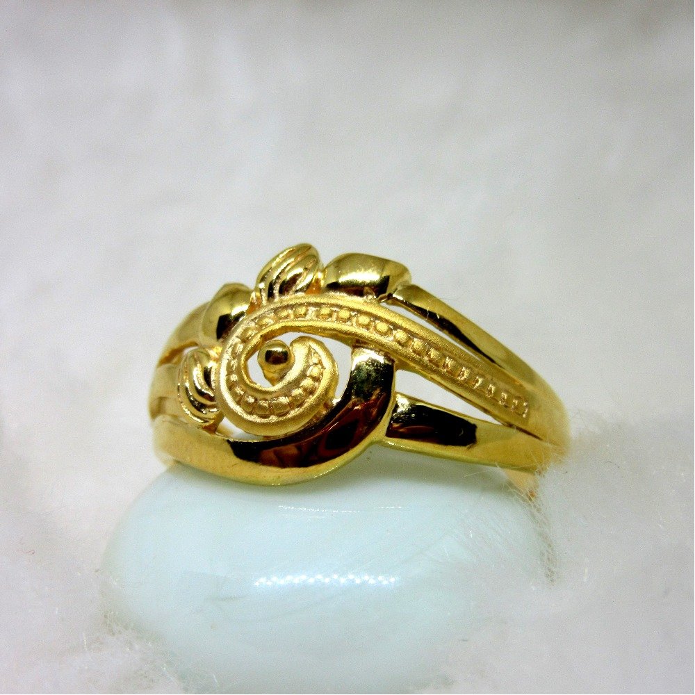 Classic gold ring