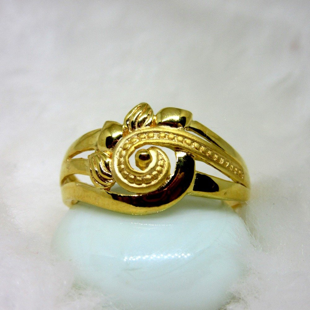 Classic gold ring