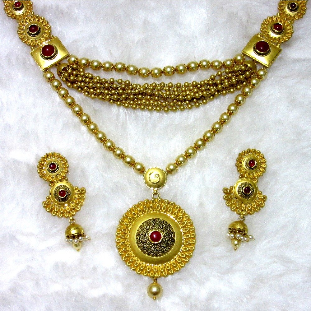 Gold dazzling round pendent mala