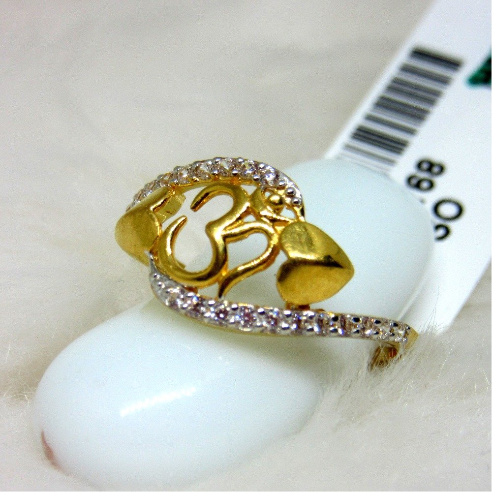 Gold om diamond ring