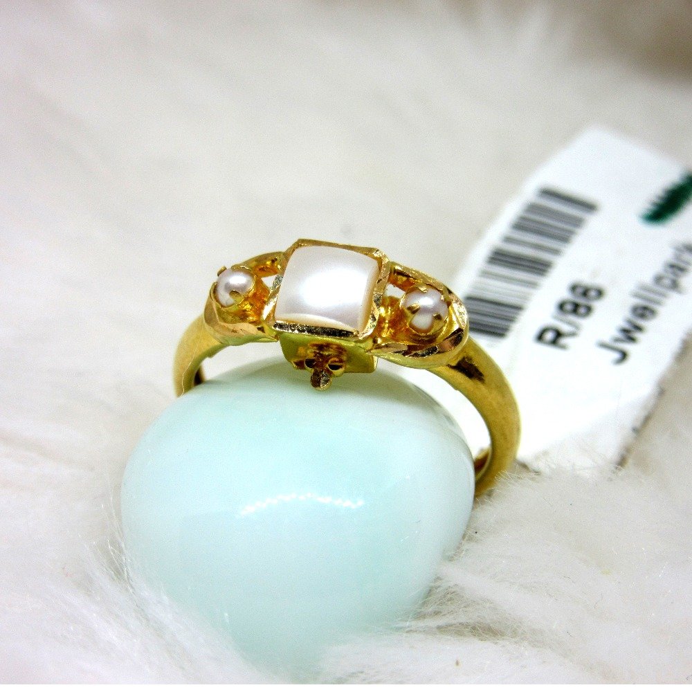 Gold Squre Shape Pearl Ring